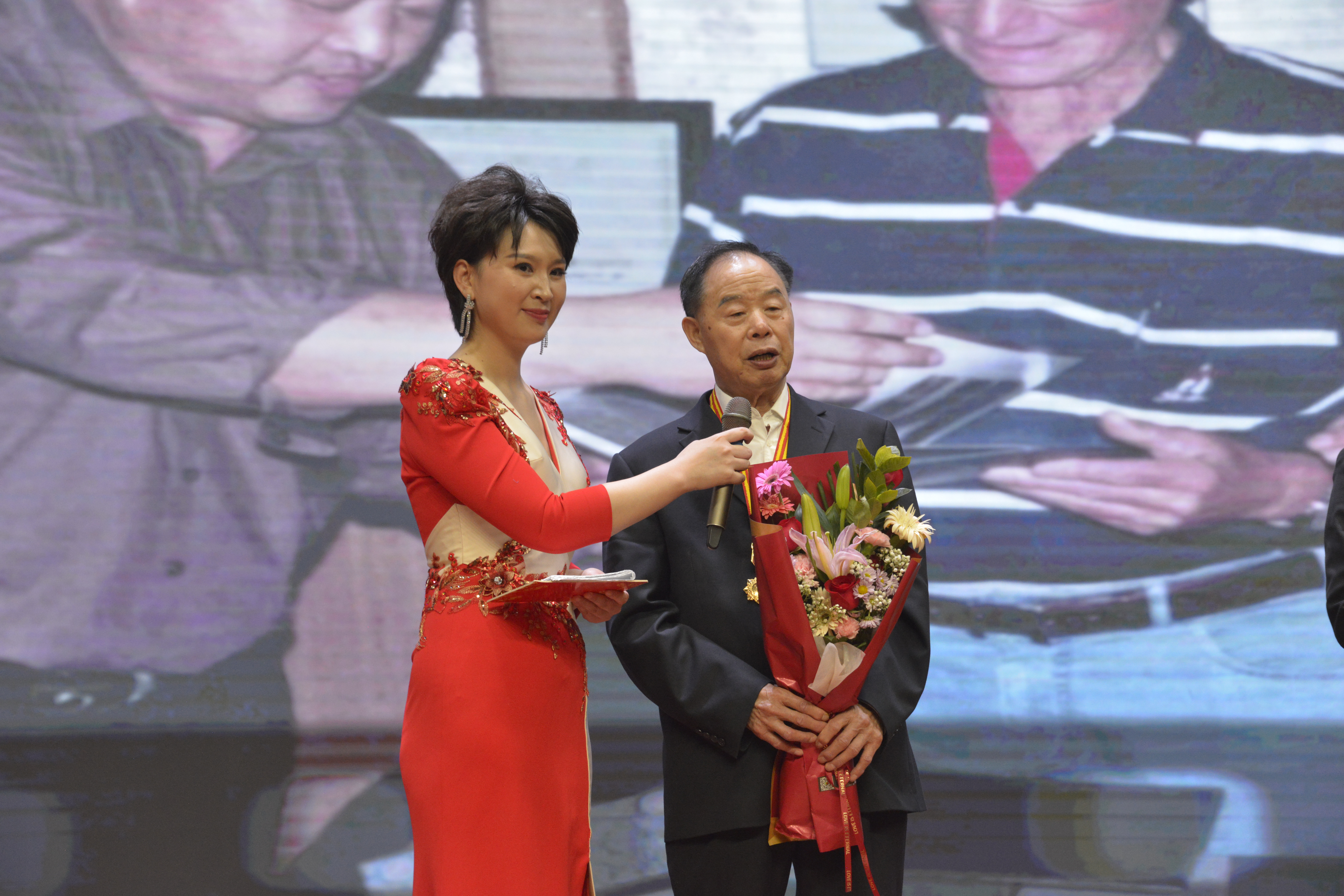 2024年4月29日全区庆“五一”活动李学峰董事长作为轻工部部级劳动圭表登台接受采访